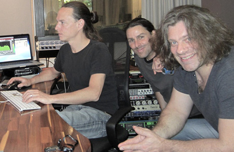 Felix, Üse und Bryan im Control Room des Soundvalley Studios in Schaffhausen